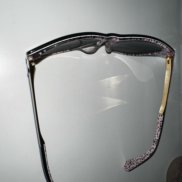 Used Kate Spade sunglasses- great condition. Come with case and original cleaner - Picture 4 of 5